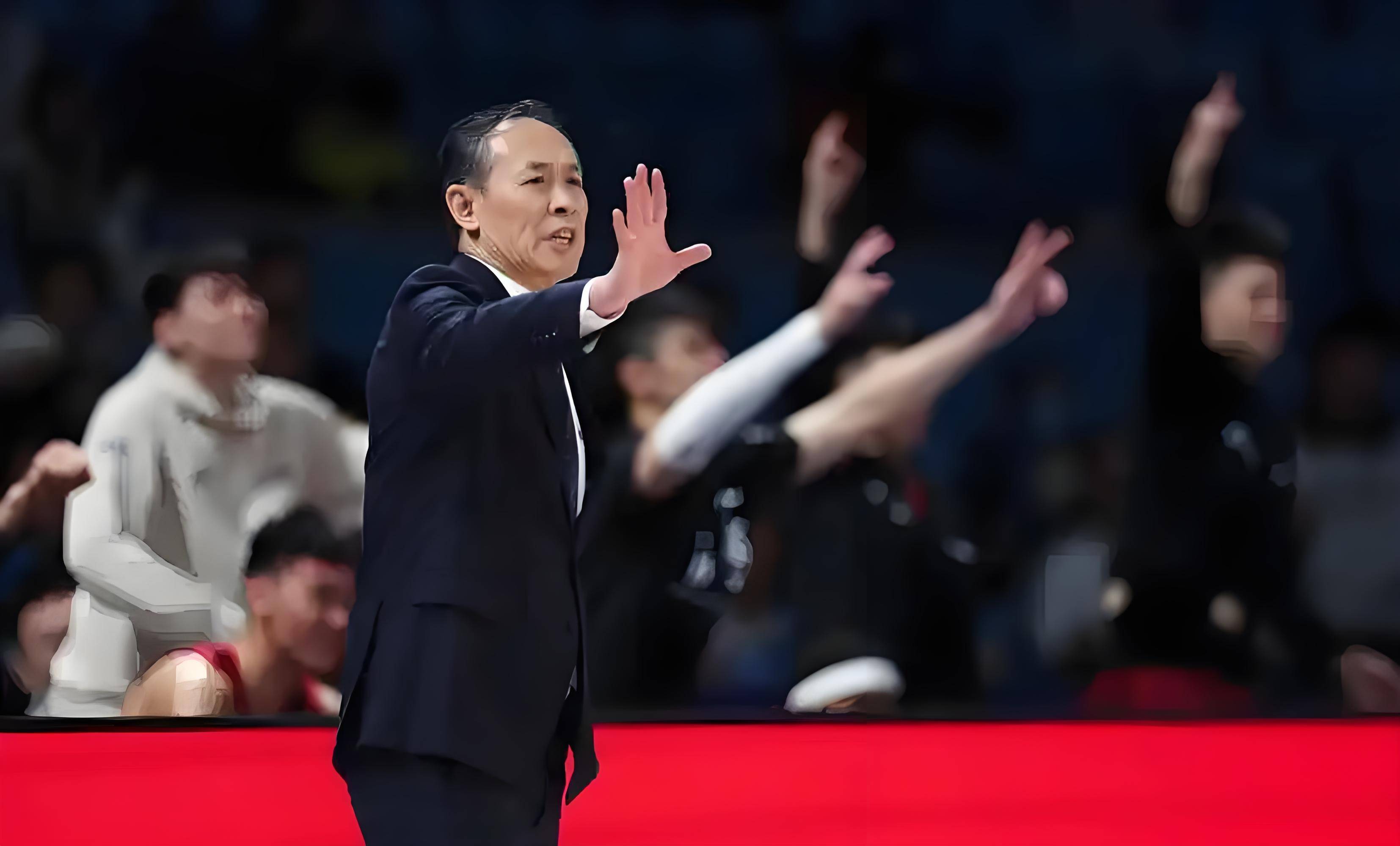 荷甲关键时刻再迎强敌，广东宏远战术微调，主帅态度：气氛紧张，团队化学反应显著的简单介绍