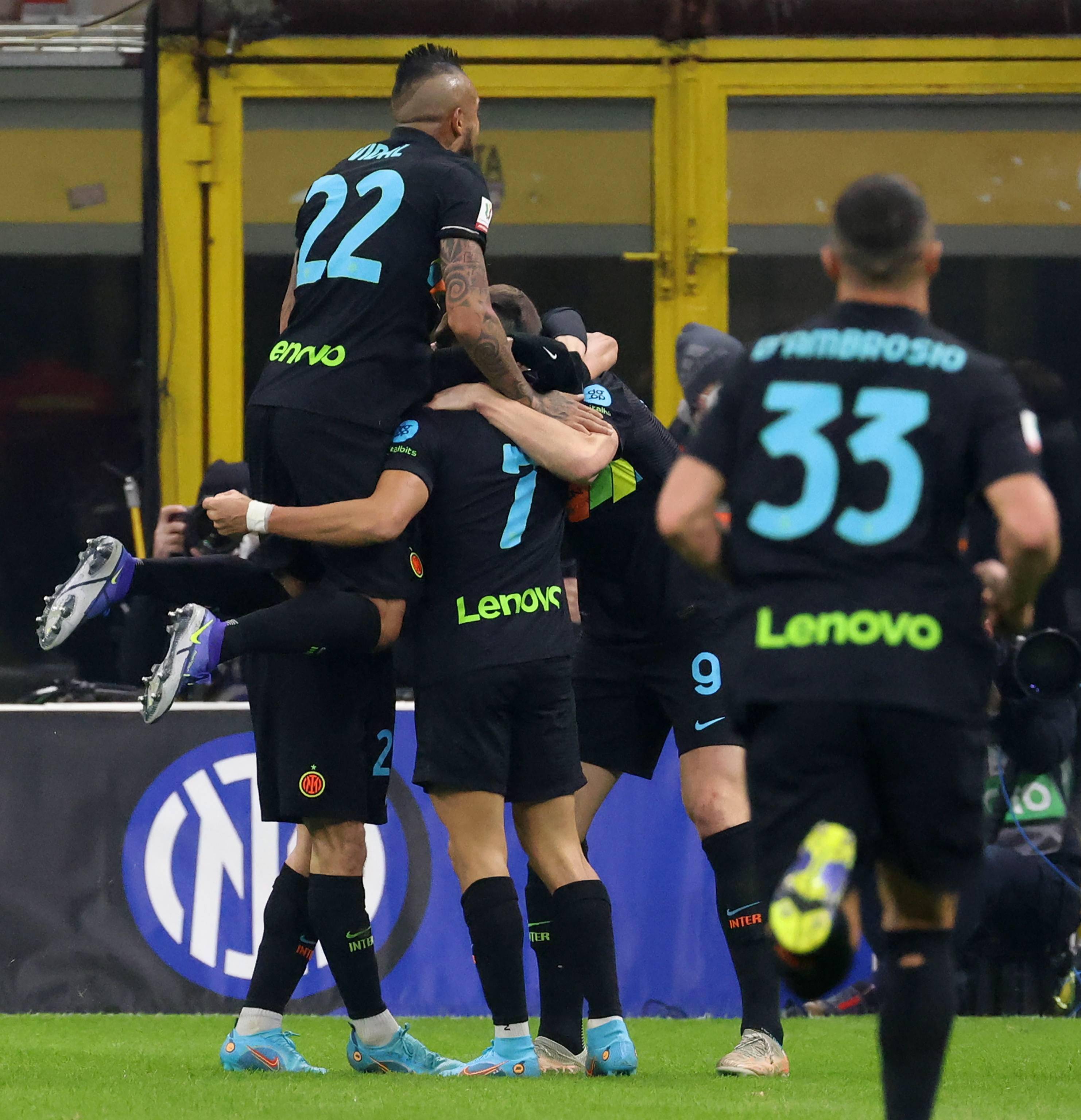 包含罗马迎意大利杯关键赛；今夜绝杀压哨；质疑声仍在；轮换策略成焦点的词条ng体育官网